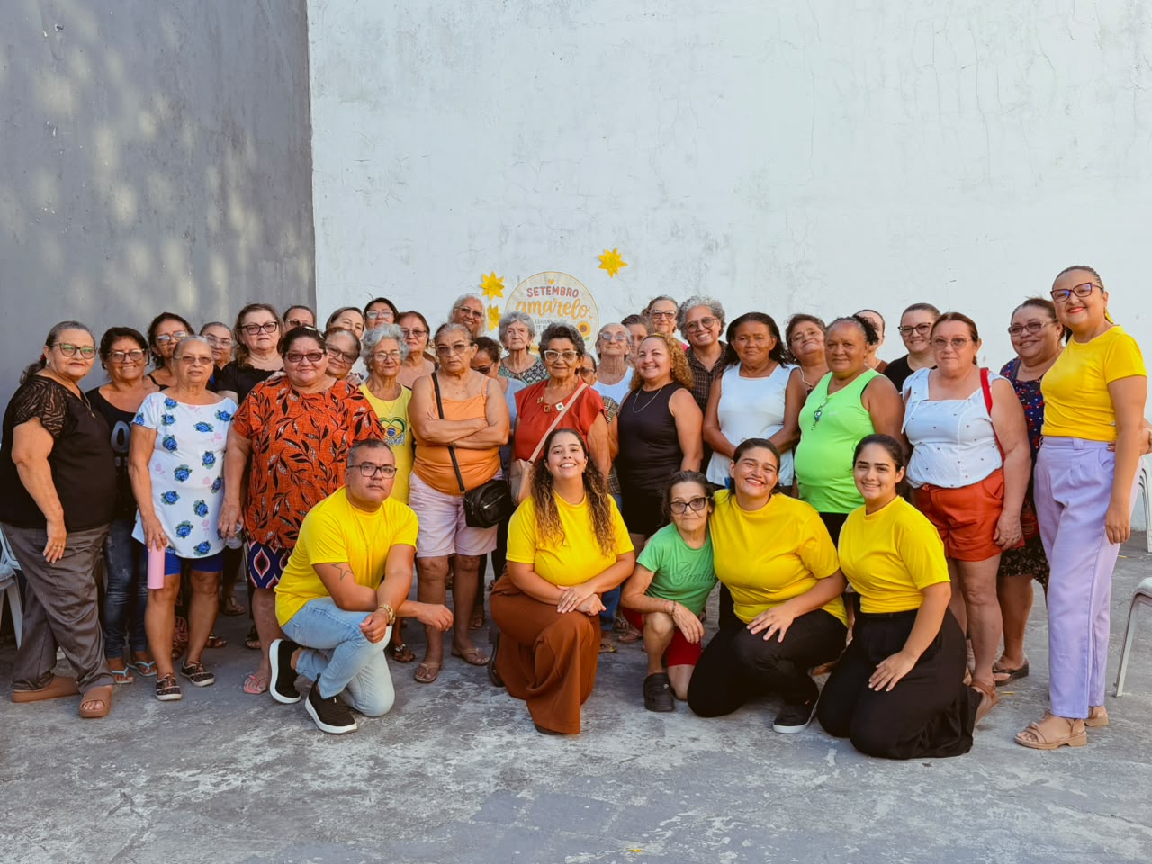 Participantes e equipe reunidos em um encontro do IEIS