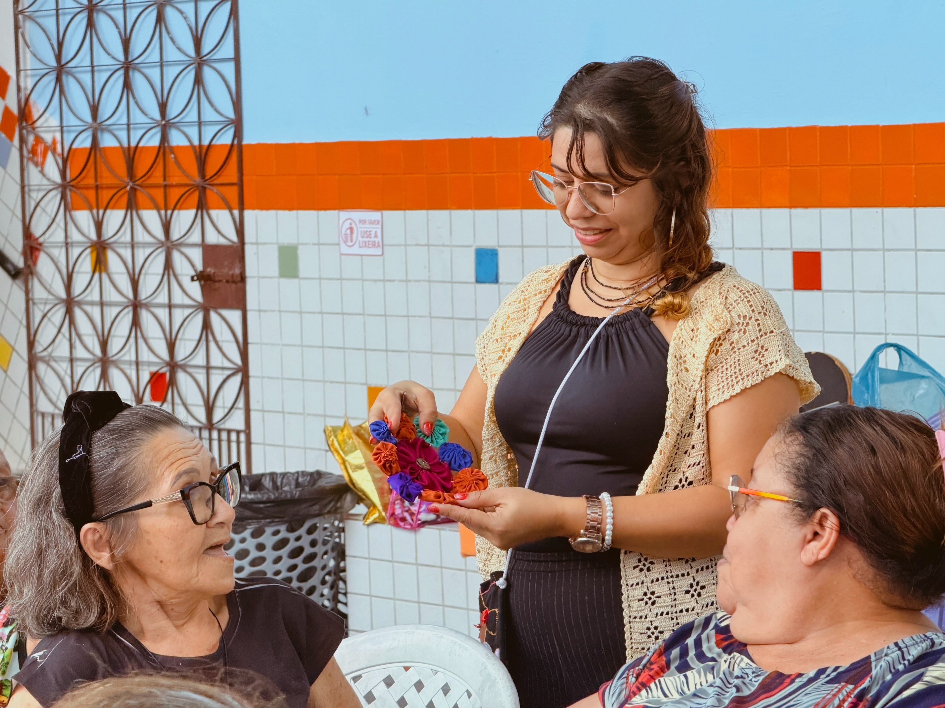 Participantes durante uma oficina de artesanato no IEIS