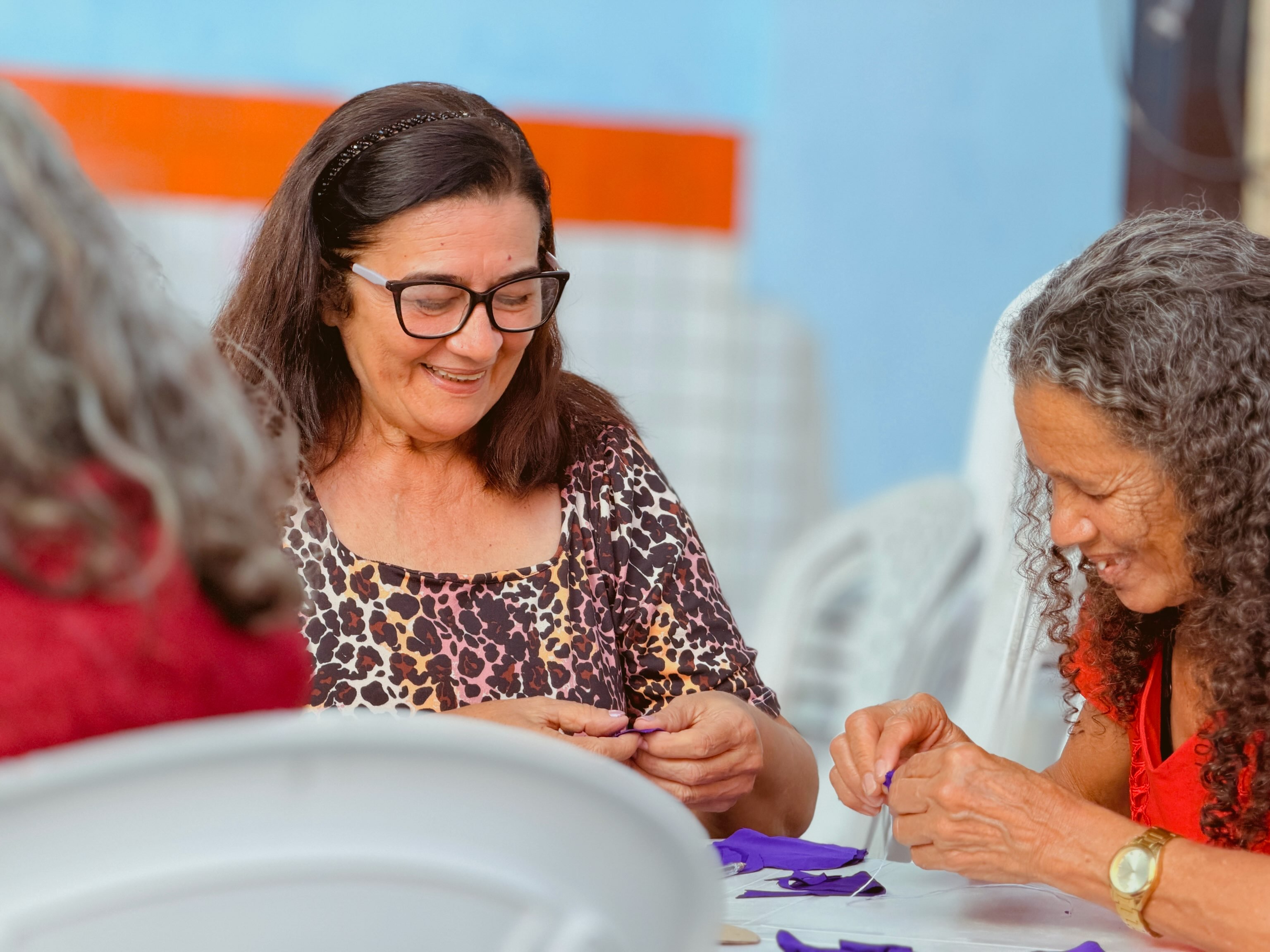 Participantes compartilhando saberes em uma oficina de fuxico