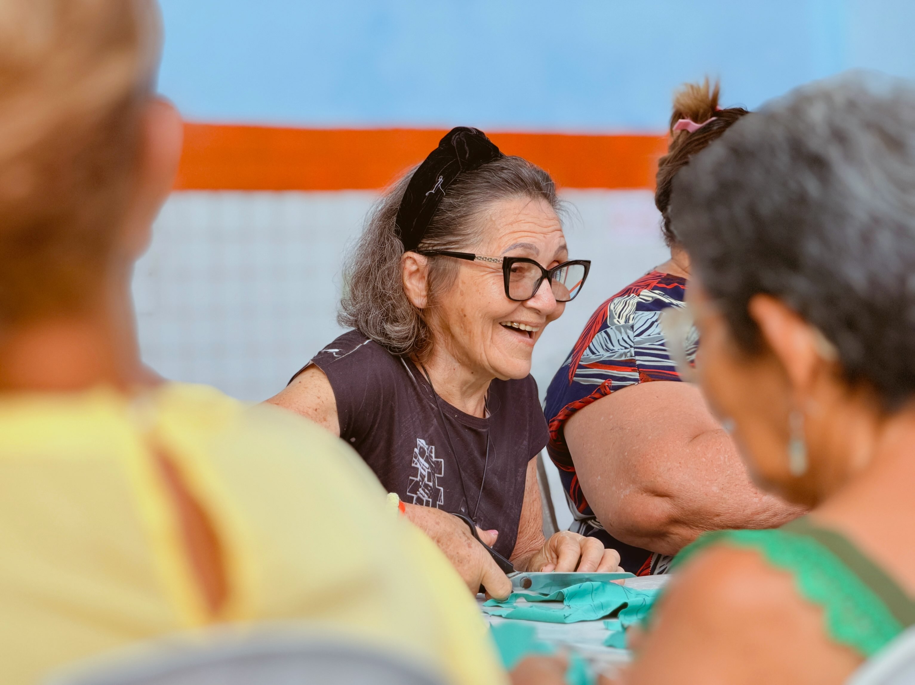 Participante sorrindo durante uma atividade de convivência do IEIS