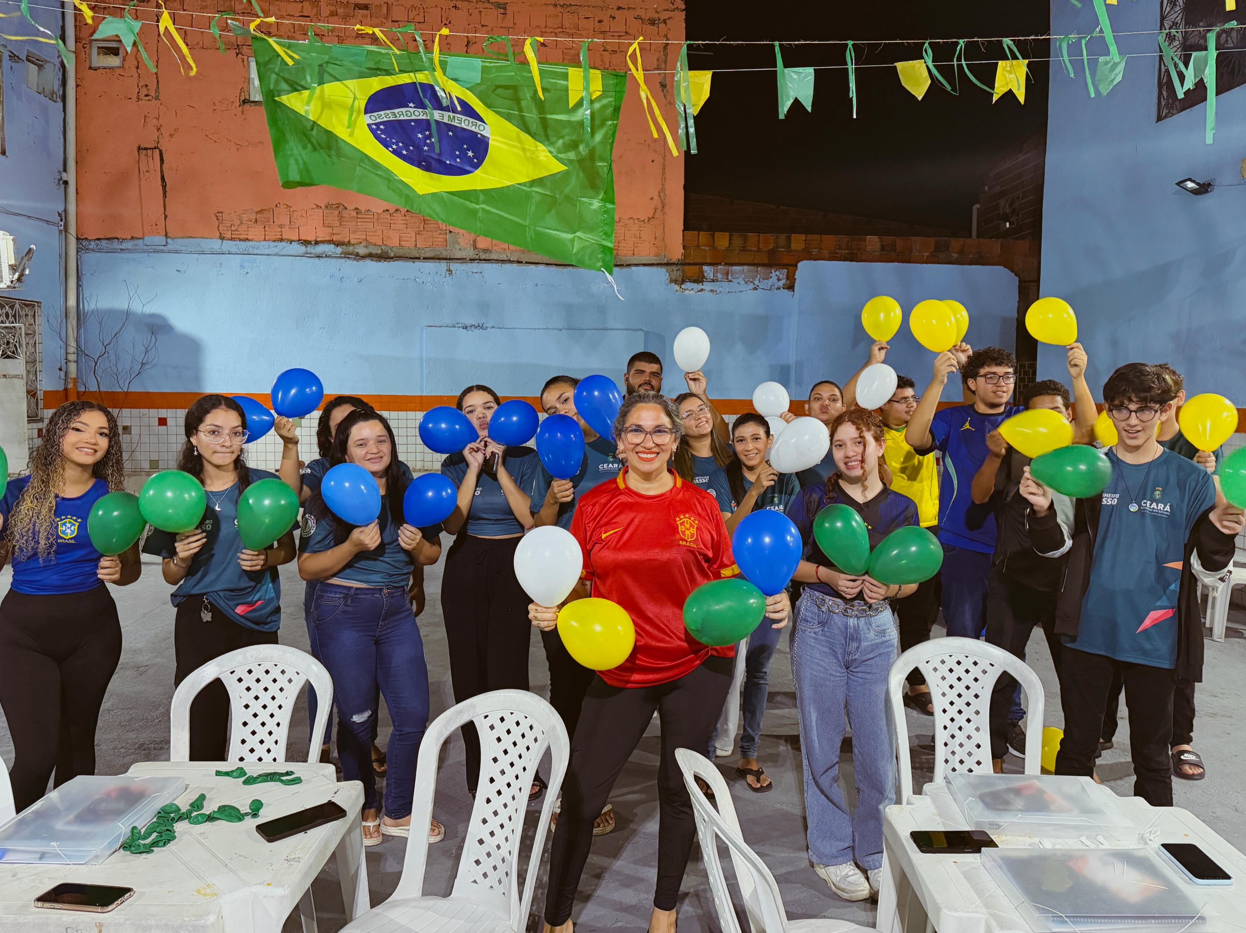 Turma de Marketing Digital do Programa Primeiro Passo reunida em uma gincana no IEIS