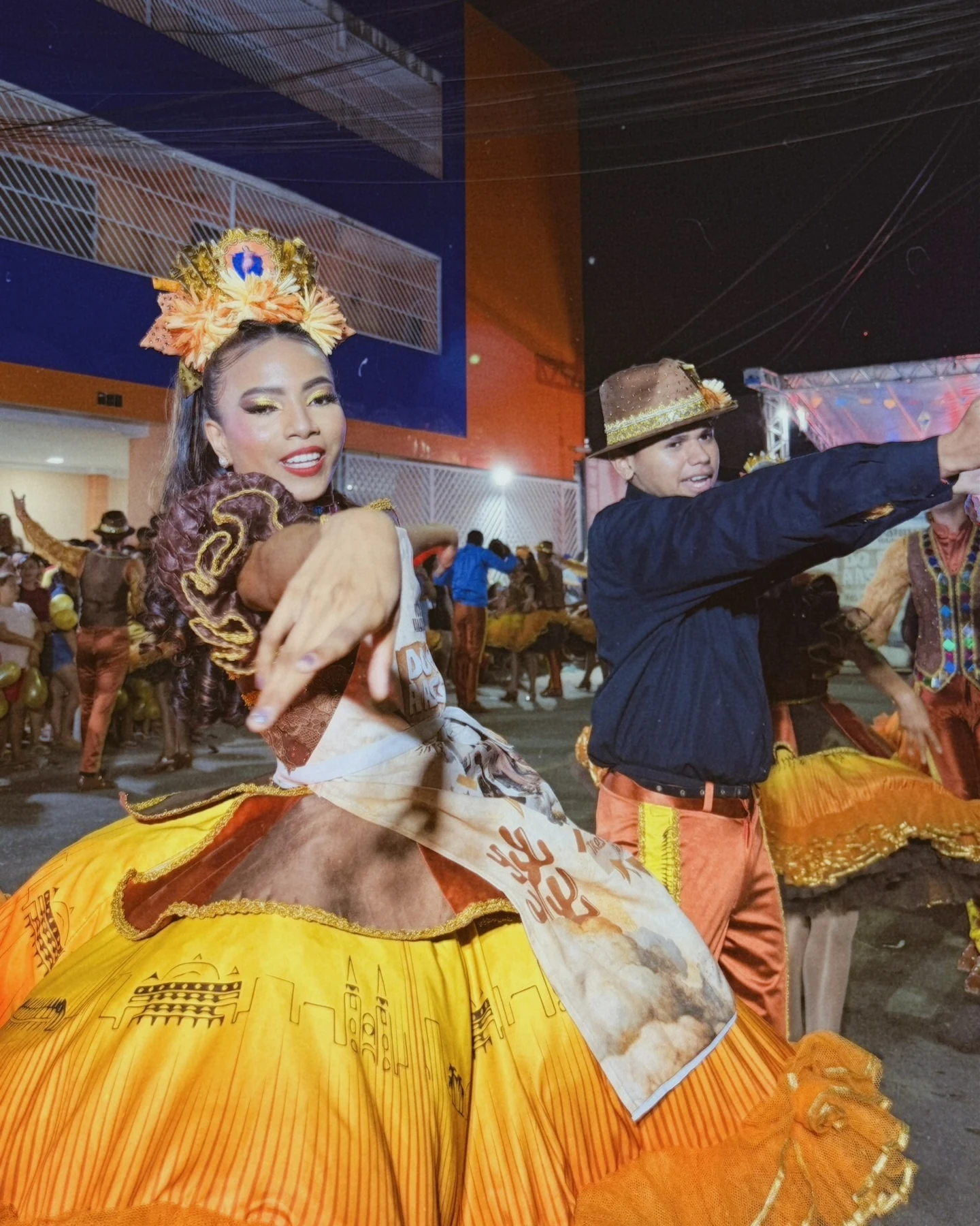 Apresentação de dança junina no Arraiá do IEIS, valorizando os trajes e as expressões da cultura popular em parceria com a Rainha Imaculada · 2026