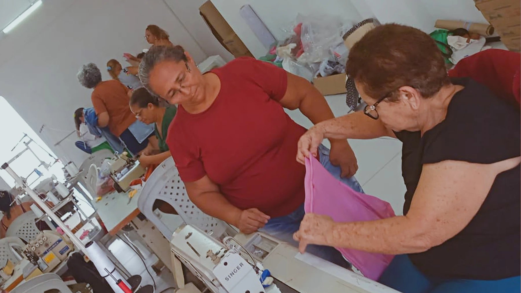 Prática de costura à máquina com acompanhamento e troca de orientações entre as participantes · 2026