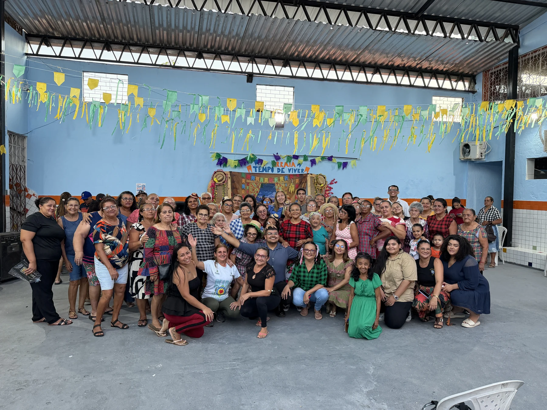 Participantes e equipe reunidas no Arraiá do Tempo de Viver, em celebração que valoriza a convivência e a tradição junina · 2026