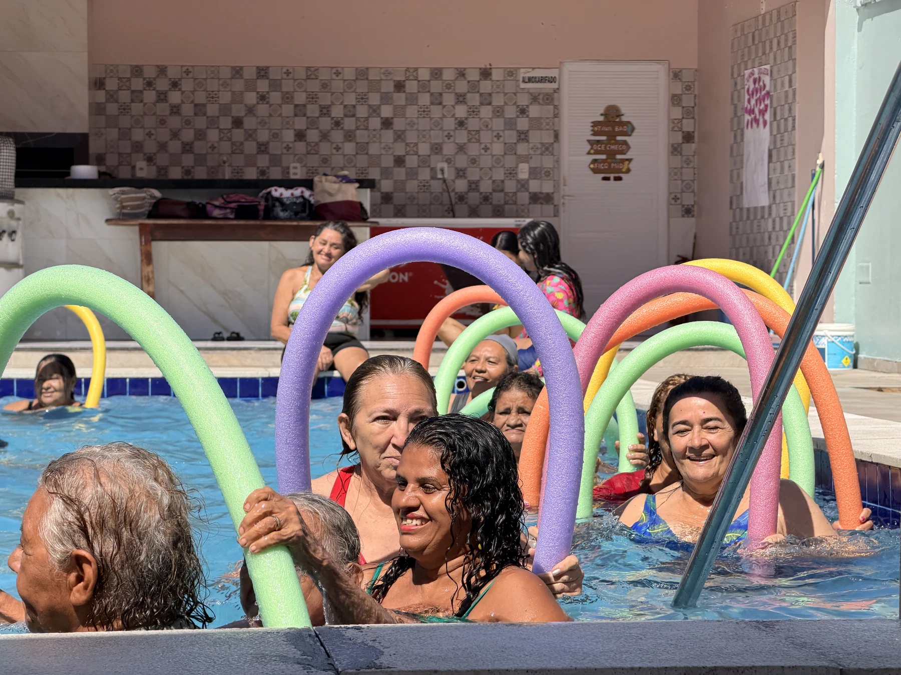 Convivência em atividade na piscina, com participação das pessoas idosas · 2026