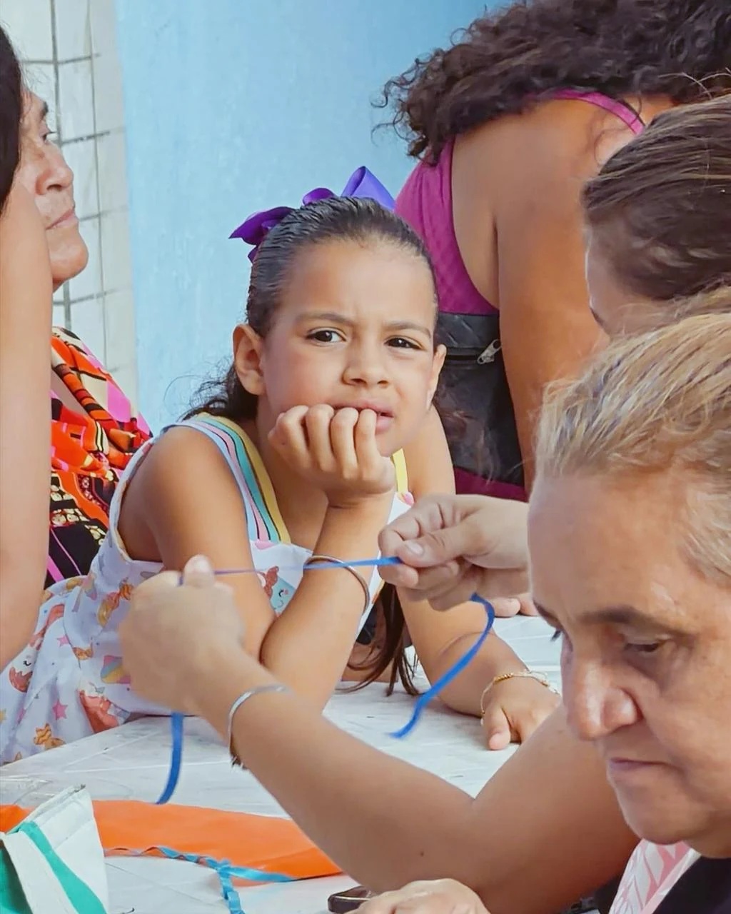 Presença de criança em atividade compartilhada com o grupo, aproximando experiências entre gerações · 2026